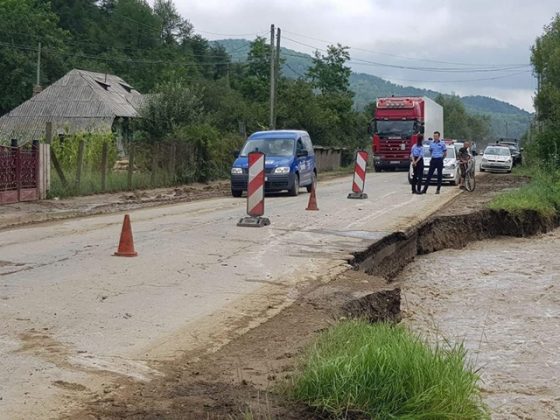 Drumul din Pipirig blocat cu repetiție, de data aceasta pentru curățenie, ZCH NEWS - sursa ta de informații