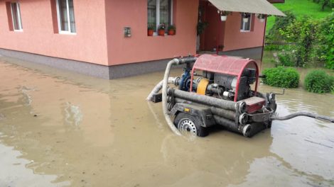 Vânători-Neamţ: Canalizări înfundate din cauza inundaţiilor şi dejecţii în curţile oamenilor, ZCH NEWS - sursa ta de informații