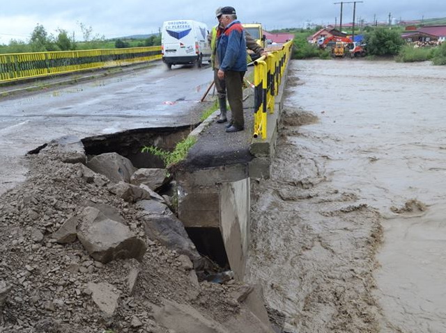 INFOTRAFIC: Drumuri cu circulaţie întreruptă sau îngreunată în Bacău şi Suceava, ZCH NEWS - sursa ta de informații