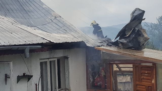 FOTO Incendiu pe strada Amurgului din Piatra Neamț, ZCH NEWS - sursa ta de informații