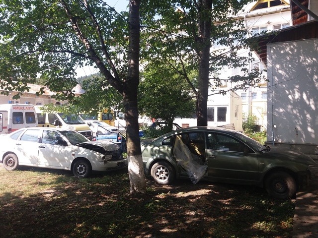 Maşini abandonate la Primăria Târgu-Neamţ, ZCH NEWS - sursa ta de informații