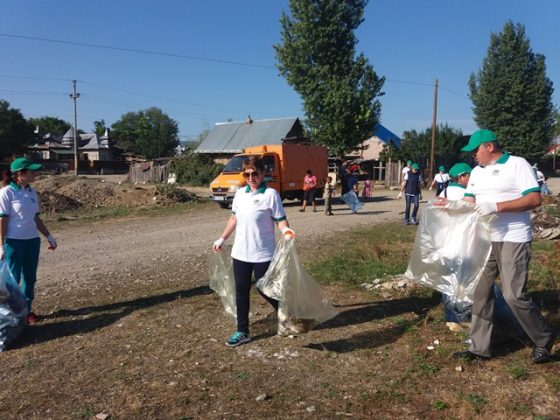 Târgu-Neamţ: Rossal a curăţat malurile Ozanei de Ziua Mondială a Curăţeniei, ZCH NEWS - sursa ta de informații
