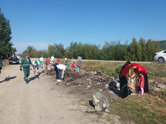 Târgu-Neamţ: Rossal a curăţat malurile Ozanei de Ziua Mondială a Curăţeniei, ZCH NEWS - sursa ta de informații