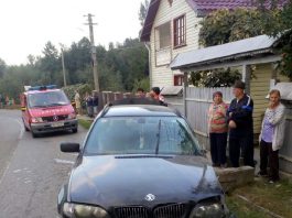 Un accident, două victime: şoferul şi o bătrână care stătea în faţa casei