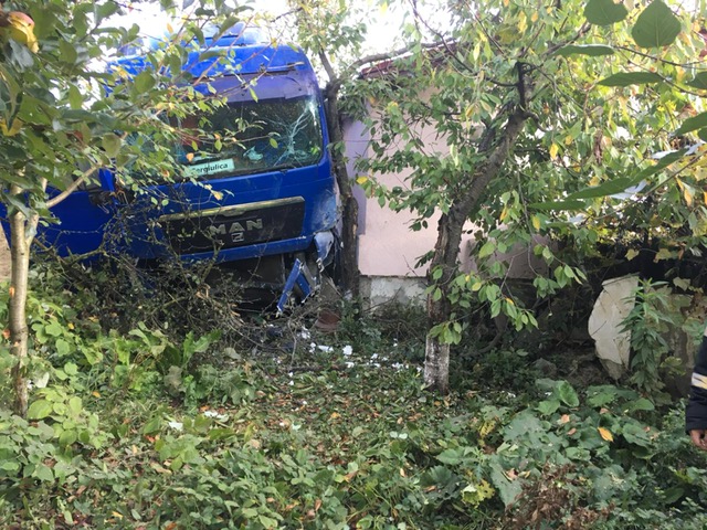 TIR răsturnat, o persoană încarcerată. Foto