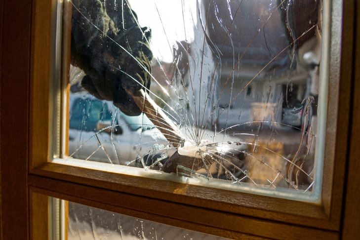 Hoț zgomotos prins după ce-a spart un geam