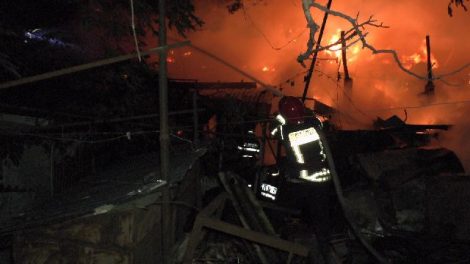 Incendiu în curtea unui preot: au ars 500 kg de carne, au fost salvate 19 damigene cu vin, ZCH NEWS - sursa ta de informații