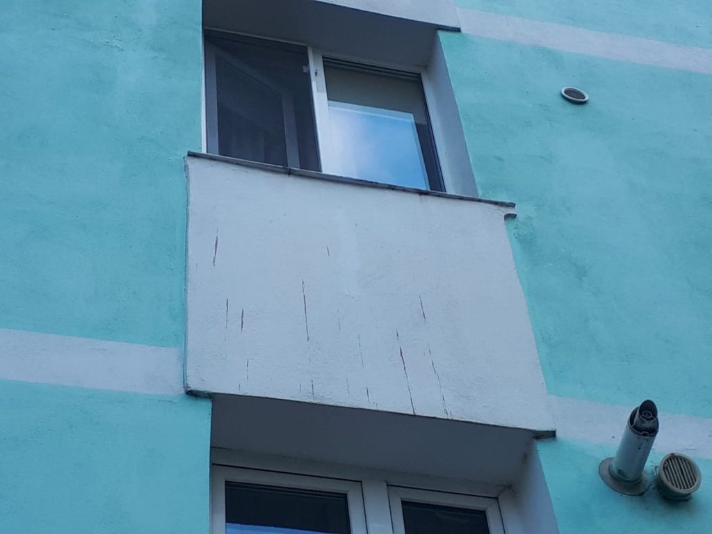 FOTO Un bărbat și-a tăiat gâtul, după care s-a aruncat pe fereastră, ZCH NEWS - sursa ta de informații