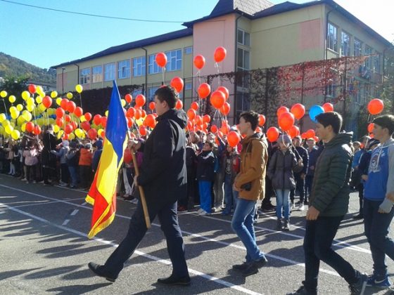 Școala „Elena Cuza” &#8211; spectacol tricolor de Ziua Educației, ZCH NEWS - sursa ta de informații