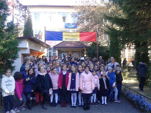 Școala „Elena Cuza” &#8211; spectacol tricolor de Ziua Educației, ZCH NEWS - sursa ta de informații