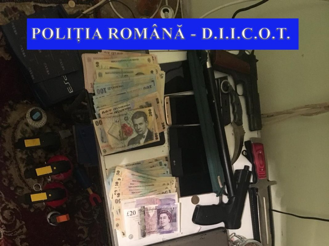 FOTO-VIDEO Percheziții la persoane bănuite de operațiuni cu substanțe psihoactive