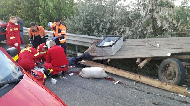 Accident mortal la Ghigoieşti: o maşină a zdrobit un căruţaş.Trafic blocat pe ambele sensuri, ZCH NEWS - sursa ta de informații