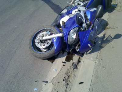 O motocicletă s-a izbit într-o bordură, motociclistul a ”zburat” pe trotuar, ZCH NEWS - sursa ta de informații