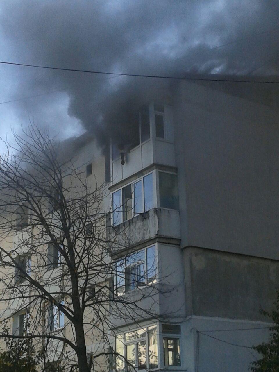 FOTO-VIDEO Explozie într-un bloc, trei persoane au fost rănite