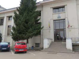 Un bărbat și vecinul lui, bătuți de un hoț prins în flagrant