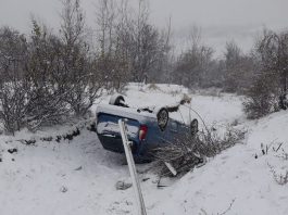 O mașină a ”eșuat” pe câmp la Crăcăoani; recomandări pentru circulația pe timp de iarnă
