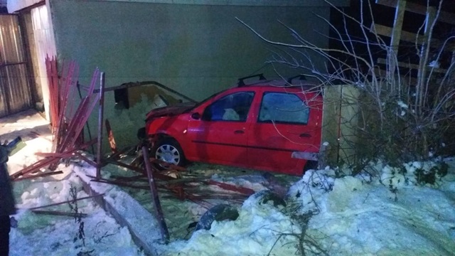 O maşină a derapat într-un gard şi s-a oprit într-un garaj, ZCH NEWS - sursa ta de informații