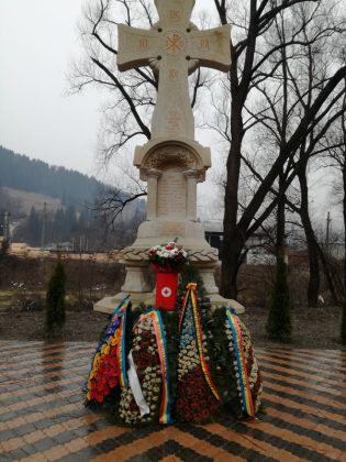 Crucea Roşie Neamţ, flori la troiţa Reginei Maria, de la Tarcău, ZCH NEWS - sursa ta de informații