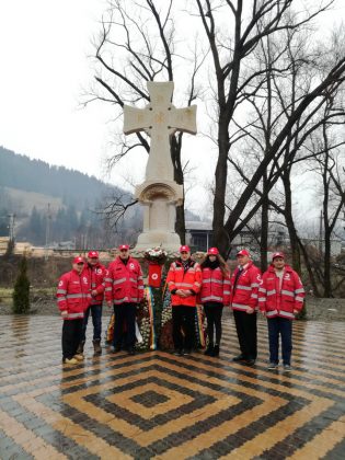 Crucea Roşie Neamţ, flori la troiţa Reginei Maria, de la Tarcău, ZCH NEWS - sursa ta de informații