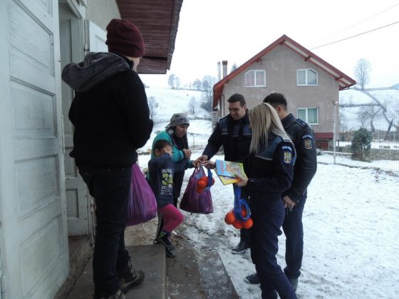 FOTO 60 de copii săraci au primit cadouri de la polițiști, ZCH NEWS - sursa ta de informații