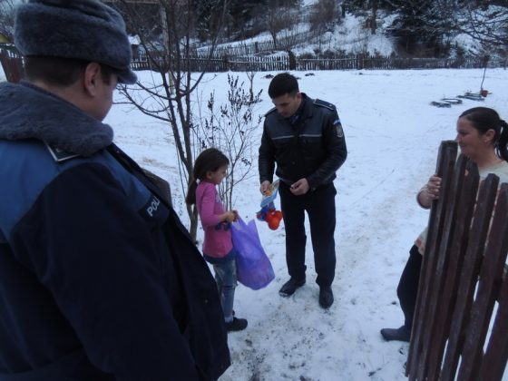 FOTO 60 de copii săraci au primit cadouri de la polițiști, ZCH NEWS - sursa ta de informații