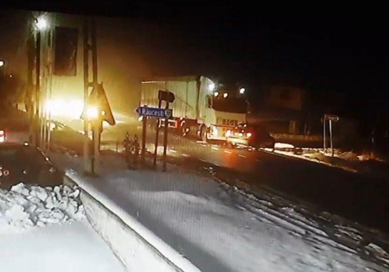 VIDEO Un autoturism, la un pas de-a fi zdrobit de un TIR