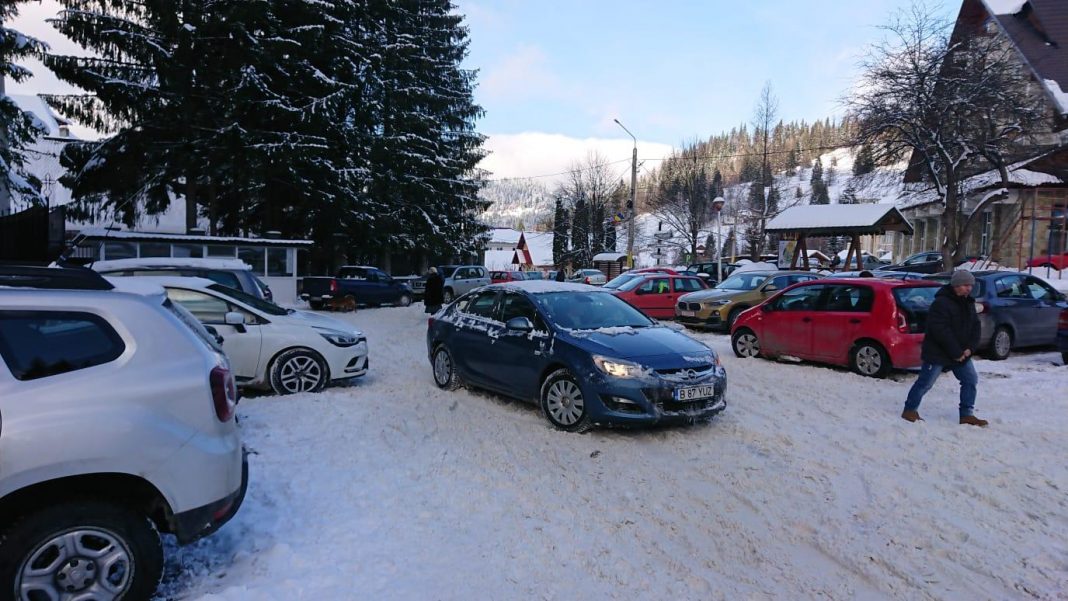 Accident la Durău, ambulanța a ajuns după jumătate de oră din cauza mașinilor parcate aiurea