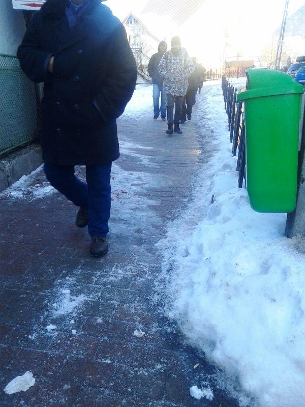 Atenție la gheața de pe trotuare! Bătrân cu capul spart după o vizită în piață, ZCH NEWS - sursa ta de informații