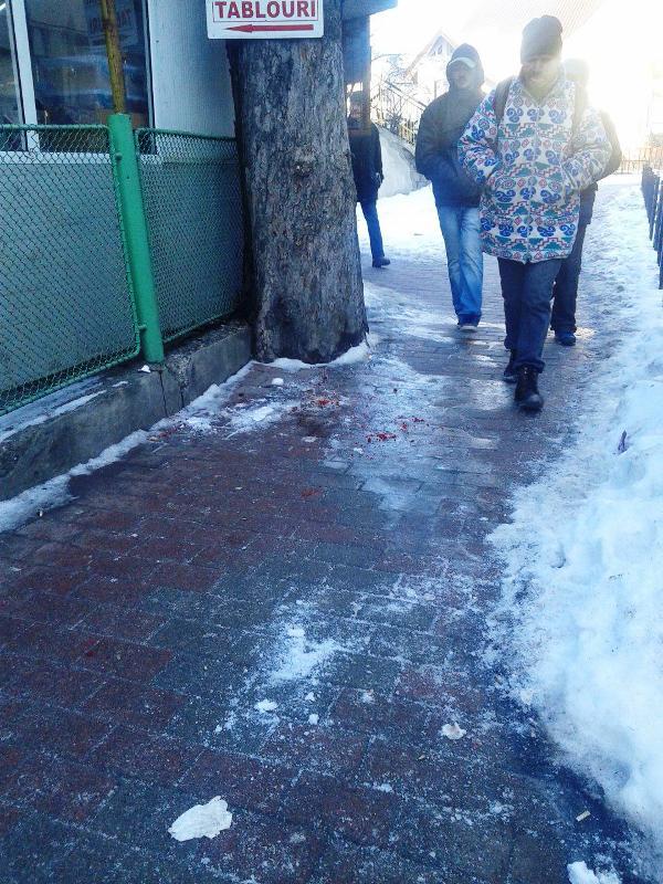 Atenție la gheața de pe trotuare! Bătrân cu capul spart după o vizită în piață, ZCH NEWS - sursa ta de informații