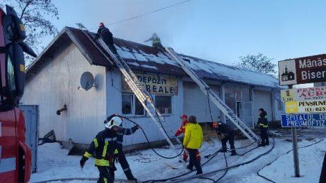 A luat foc acoperișul unei hale de peleți din Viișoara, ZCH NEWS - sursa ta de informații