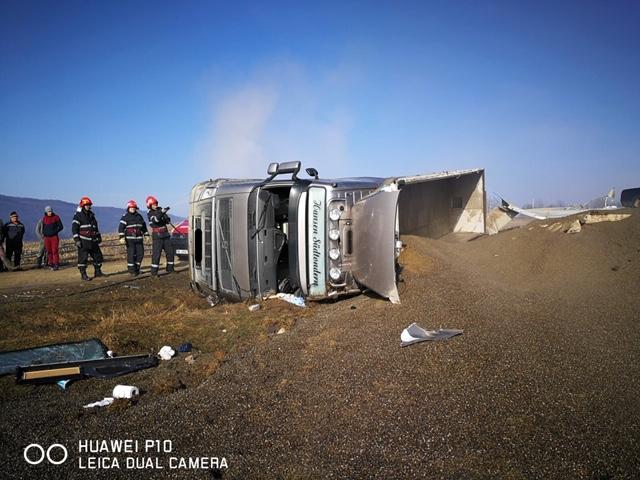 Un autocamion s-a răsturnat în șanț la Poienari, șoferul este rănit