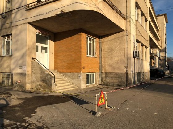 O bucată de tencuială a căzut pe un autoturism în curtea Spitalului Piatra Neamț, ZCH NEWS - sursa ta de informații