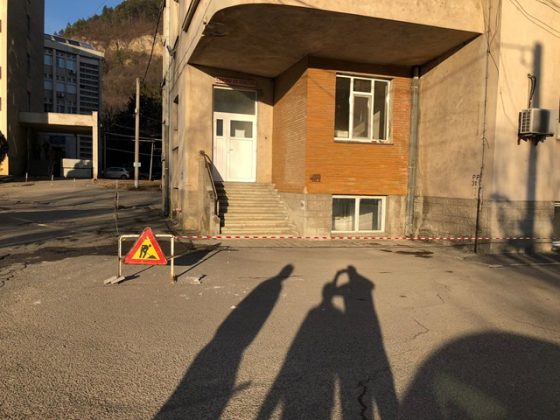 O bucată de tencuială a căzut pe un autoturism în curtea Spitalului Piatra Neamț, ZCH NEWS - sursa ta de informații