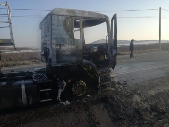 Un camion a luat foc pe un drum județean din Neamț. Foto, ZCH NEWS - sursa ta de informații