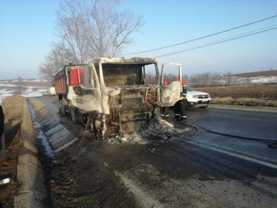 Un camion a luat foc pe un drum județean din Neamț. Foto, ZCH NEWS - sursa ta de informații