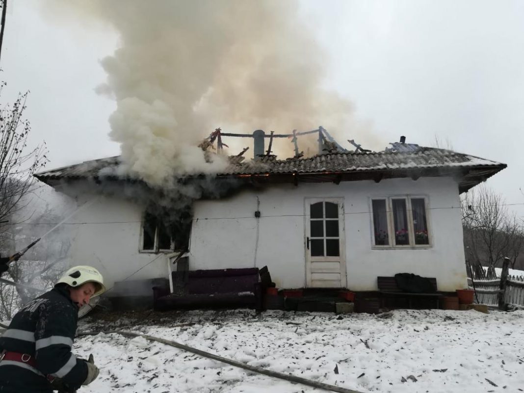 Știre actualizată. Femeie cu arsuri, după un incendiu la Pipirig