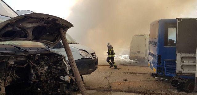 Două autocare ard pe strada Fermelor. Galerie foto, ZCH NEWS - sursa ta de informații
