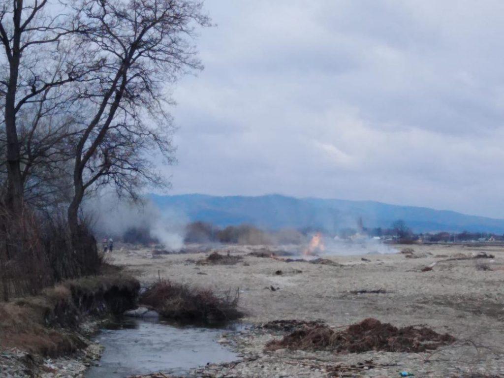 Arde o țeavă de gaz la Vânători-Neamț, ZCH NEWS - sursa ta de informații
