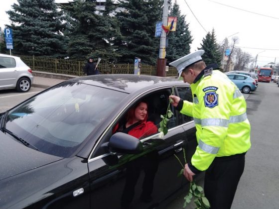 VIDEO Polițiștii de la Rutieră au oferit flori de 8 Martie, ZCH NEWS - sursa ta de informații