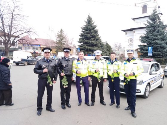 VIDEO Polițiștii de la Rutieră au oferit flori de 8 Martie, ZCH NEWS - sursa ta de informații