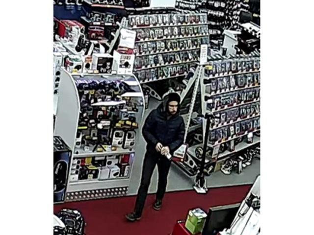 A furat niste căşti de la Altex, poliţia îl caută
