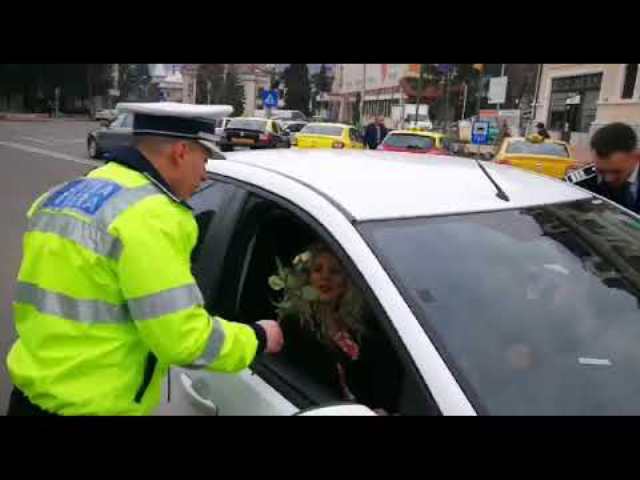 VIDEO Polițiștii de la Rutieră au oferit flori de 8 Martie