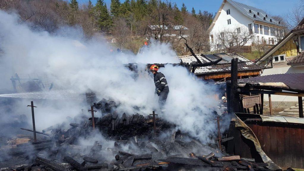 ACTUALIZARE FOTO-VIDEO Pădurea din Scăricica în pericol să ia foc de la un grajd, ZCH NEWS - sursa ta de informații