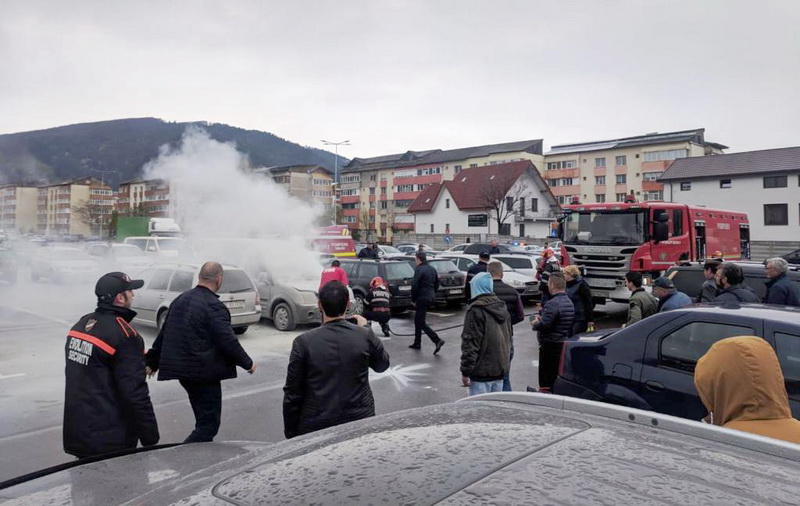 FOTO O mașină a luat foc în parcarea Shopping City, ZCH NEWS - sursa ta de informații