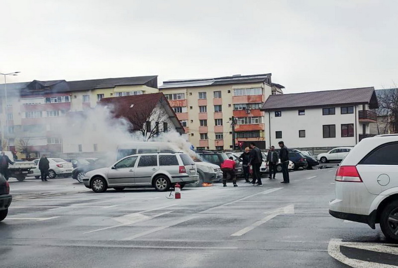 FOTO O mașină a luat foc în parcarea Shopping City, ZCH NEWS - sursa ta de informații