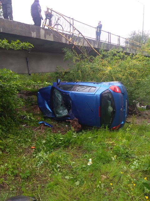 Maşină răsturnată în râul Nechit, şoferul este rănit