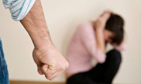 Bărbat reținut după ce și-a agresat concubina