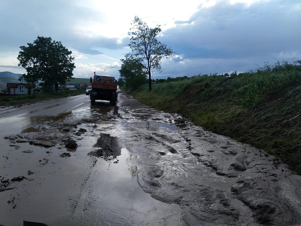 Trei ore de cod portocaliu în Neamț: 772 de oameni fără curent și pompierii au scos apa din 20 de curți