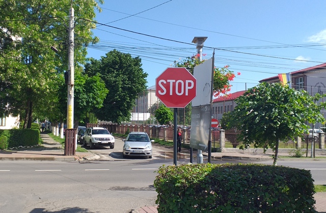 Indicatoare rutiere noi și panouri stradale pe străzile din Târgu Neamț
