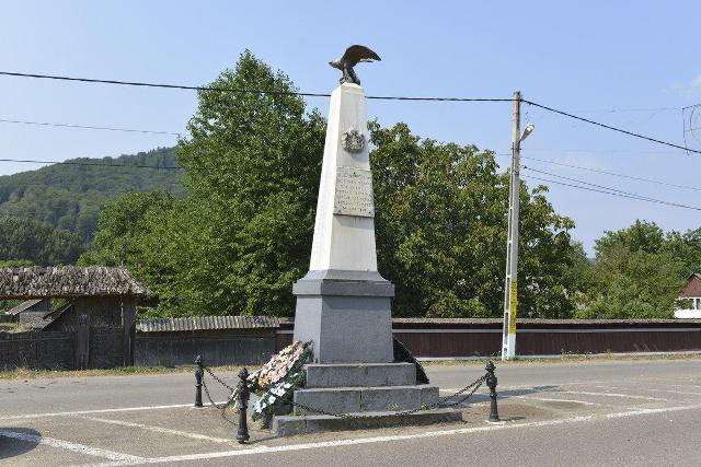 Beat și fără permis, a intrat cu mașina în monumentul eroilor din Tazlău